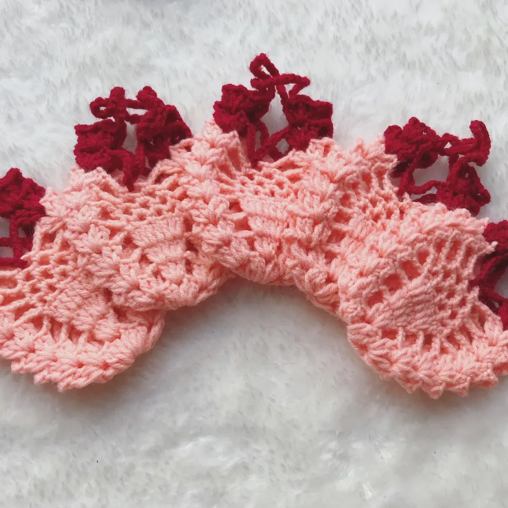 Scrunchie ruffle pink dengan hiasan ros