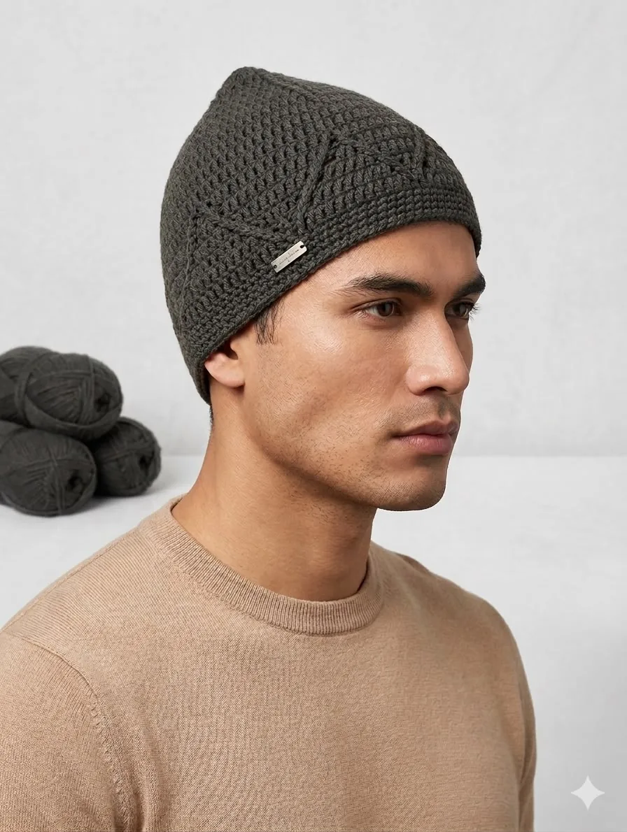 Lelaki memakai kufi crochet kelabu