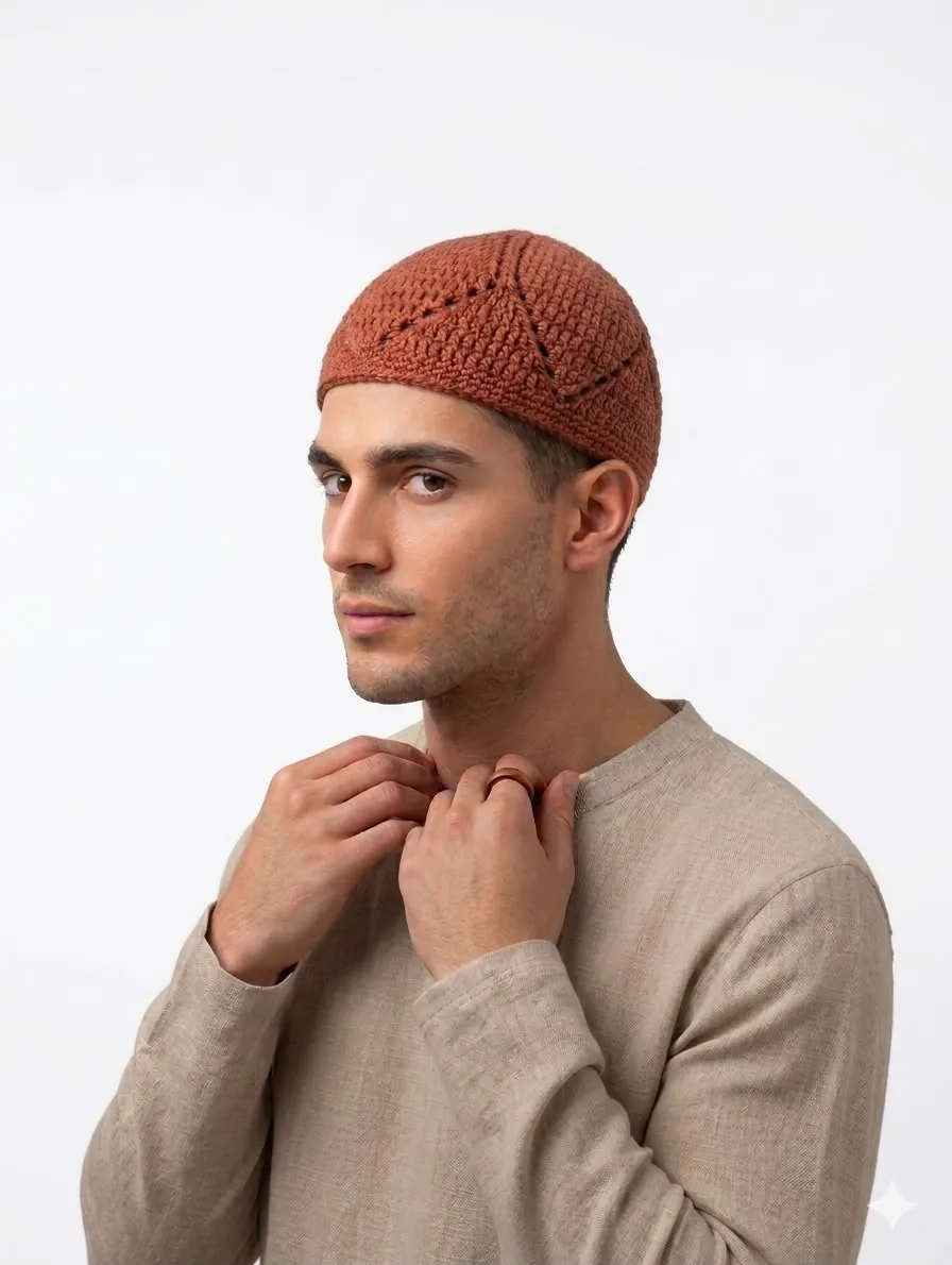 Lelaki memakai kufi crochet warna rust
