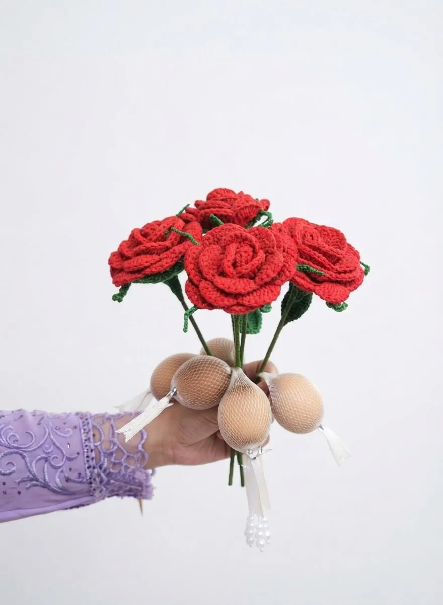 Gubahan bunga ros crochet merah